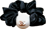 CHANEL elastico per capelli in raso nero con perla