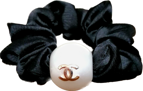 CHANEL elastico per capelli in raso nero con perla