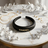 CC Cerchietto per Capelli in Satin Nero con logo Dorato